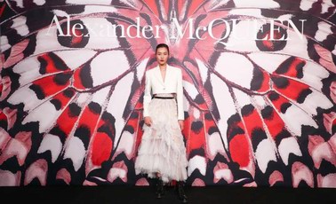 超模劉雯、何穗現身Alexander McQueen 2021春夏上海發布派對